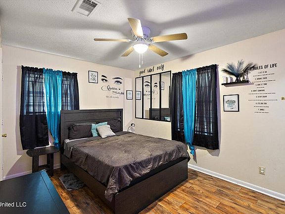 5th image of 1006 Charles Howard Dr