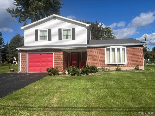 7940 Hickory Ln, Niagara Falls, NY 14304
