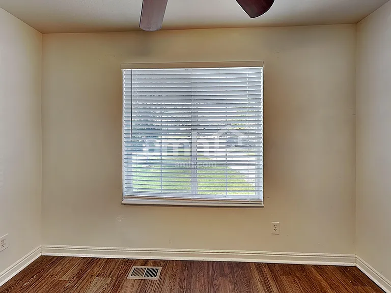 385 W Pommell Dr — Photo 6