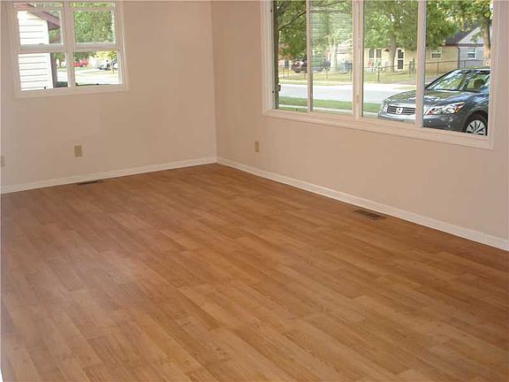 3rd image of 602 Park Dr