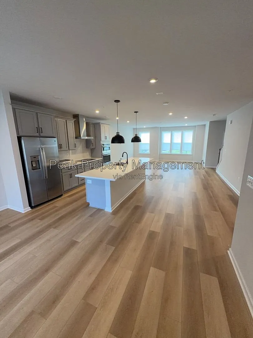 3 bed, 2.5 bath, 2365 sqft, $2,650 — Photo 2