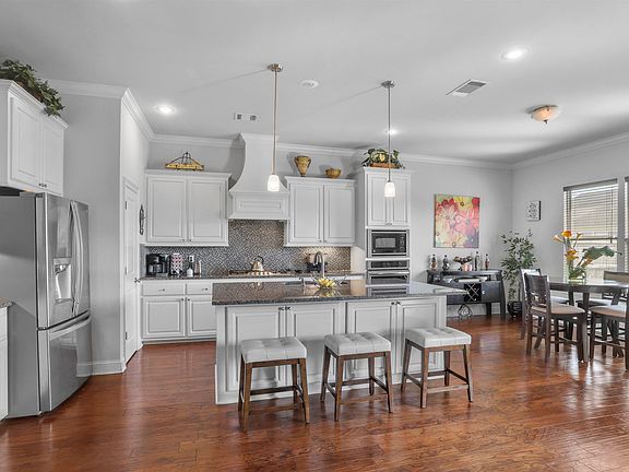 4th image of 40405 Champagne Ave