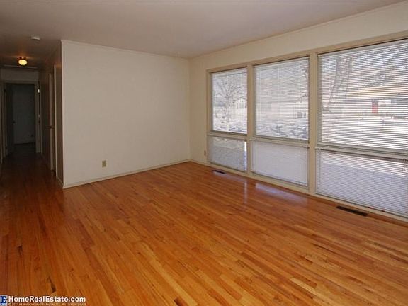 3rd image of 8131 Beechwood Dr