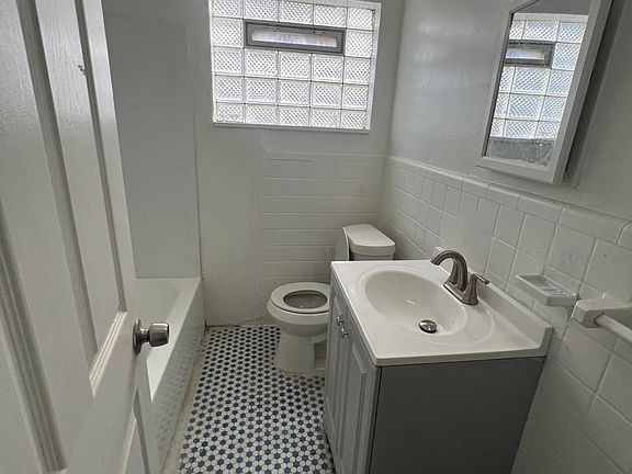 3rd image of 10141 Roxbury St