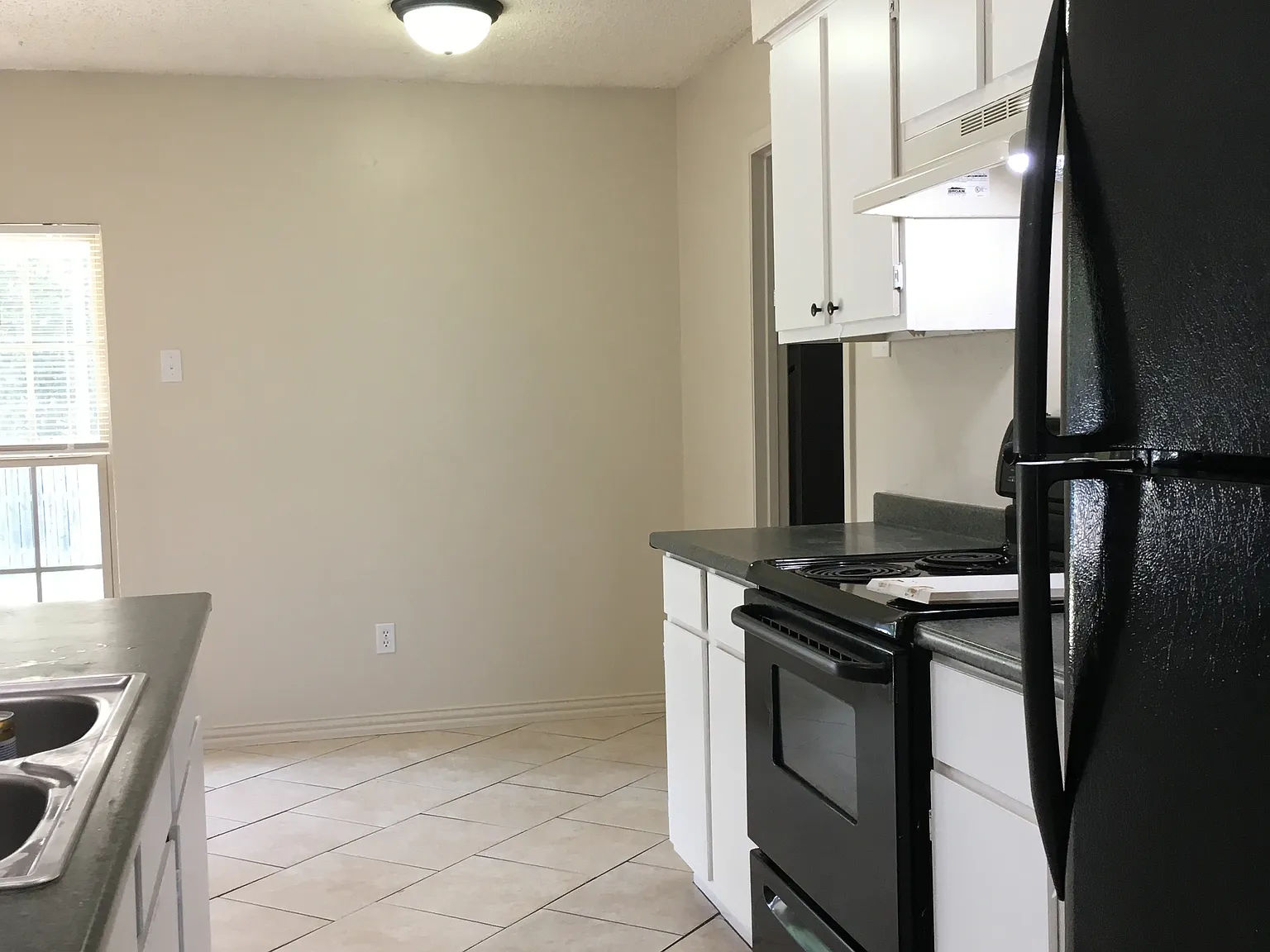3 bed, 1.5 bath, 1209 sqft, $1,820 — Photo 3