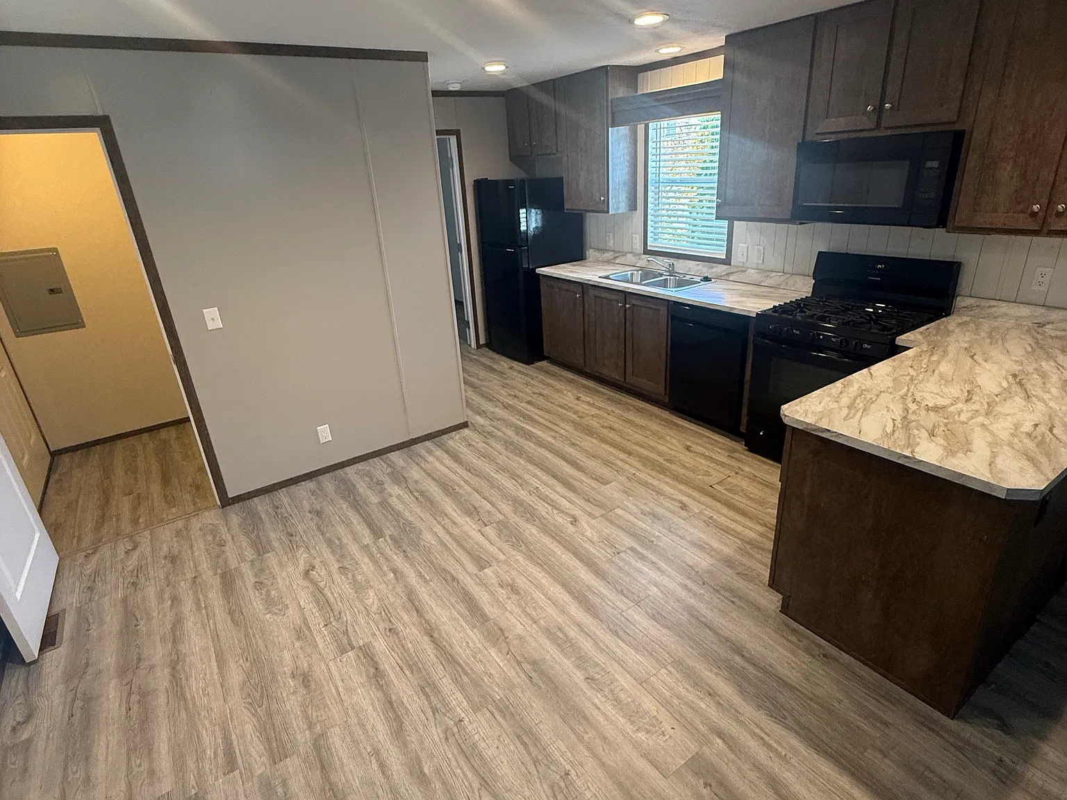 3 bed, 1056 sqft, $999 — Photo 3