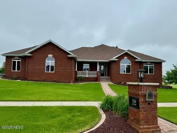 2335 Grant Dr NW, Watertown, SD 57201