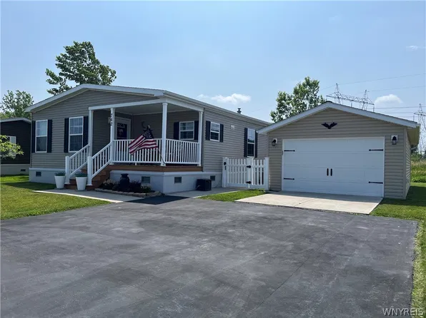 762 Willowbrook Dr, Lockport, NY 14094