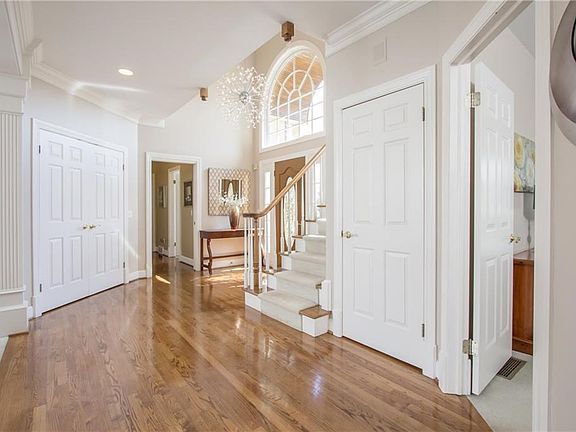 3rd image of 1 Crownwood Cir