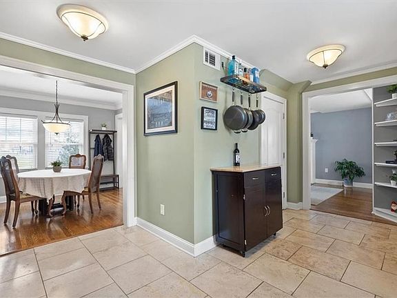 4th image of 609 W 74th St