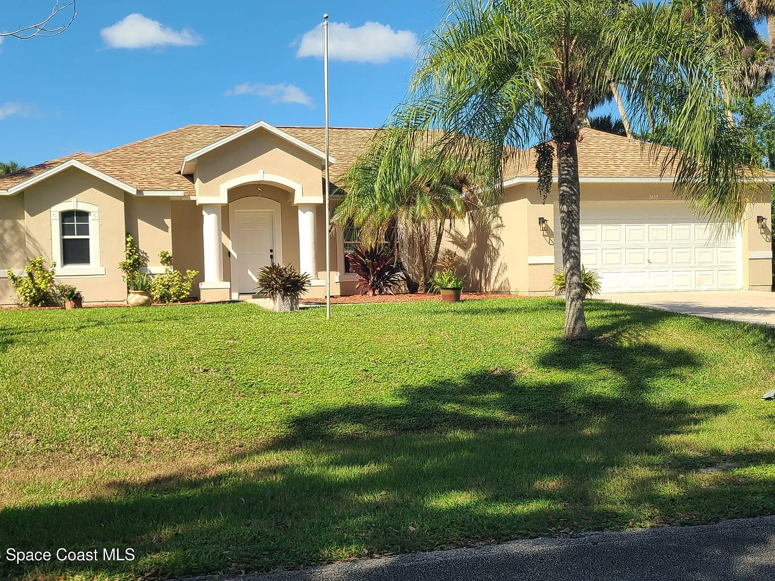 3 bed, 2.0 bath, 1860 sqft, $2,095 — Photo 1
