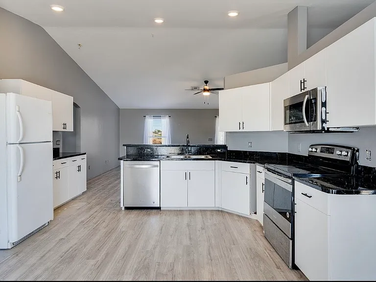 4305 NE 20th Pl — Photo 7