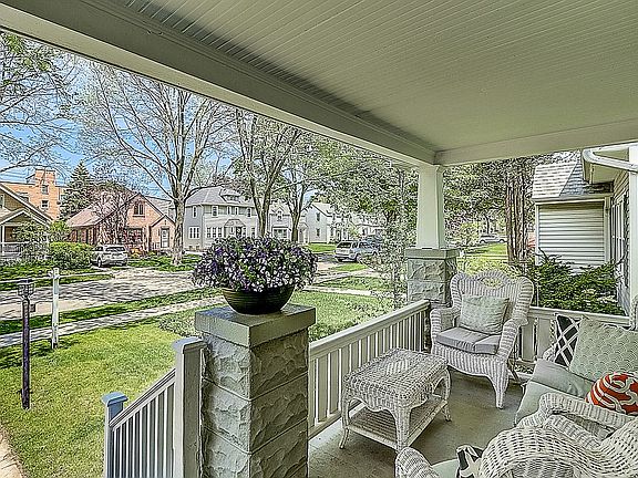 4th image of 901 E Meadow Pl
