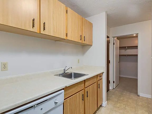 4th image of 640 Robert St E #303