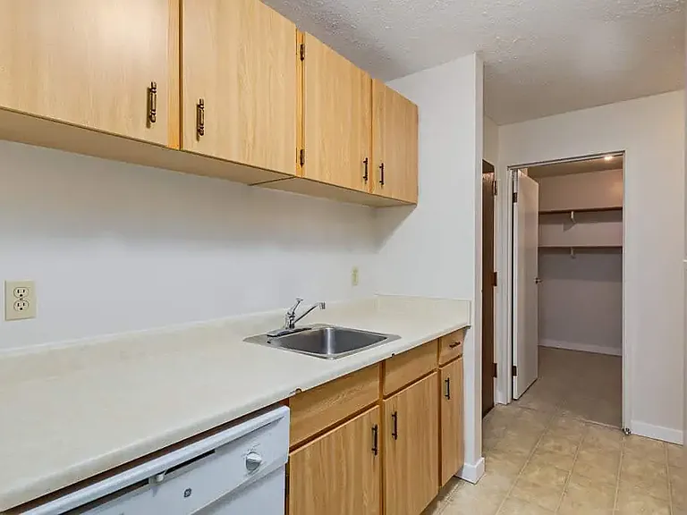 640 Robert St E — Photo 5