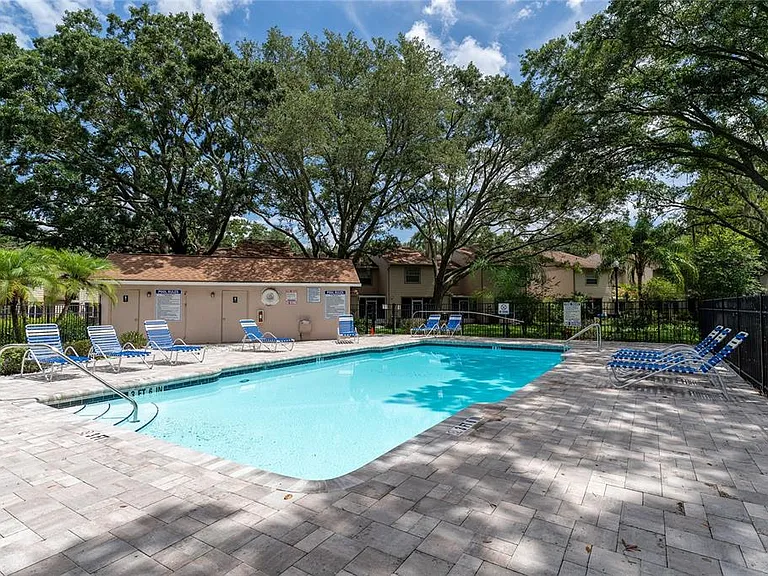 2304 Fletchers Point Cir — Photo 33