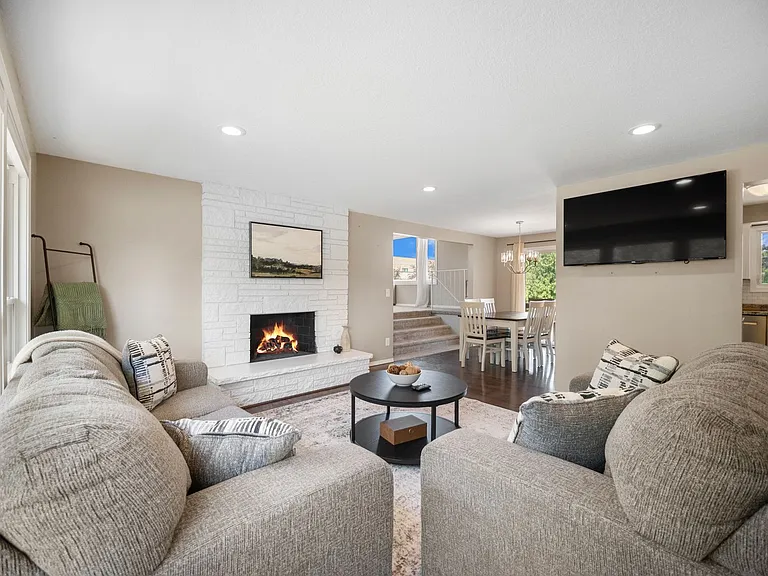 107 E Regina Ave — Photo 1