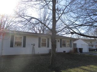 21 Park Dr, Villa Grove, IL 61956