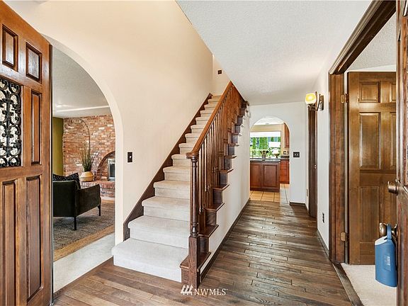 Fantastic entry with oak hardwoods.
