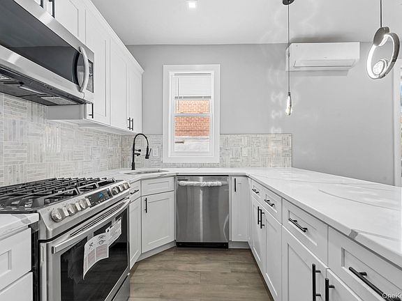 3rd image of 651 Saint Lawrence Avenue