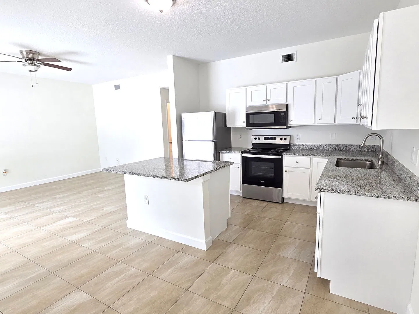 Beautiful Condo in Walkable Downtown Location~Granite~Tile Through Out — Photo 4