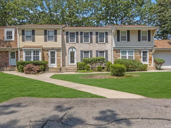 11 Bartlett Commons #11, Yaphank, NY 11980