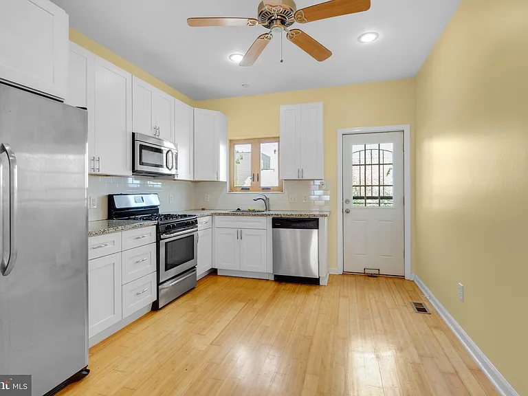 2476 Emerald St — Photo 2
