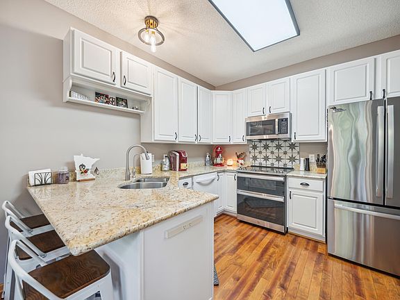 3rd image of 1358 White Oak Dr
