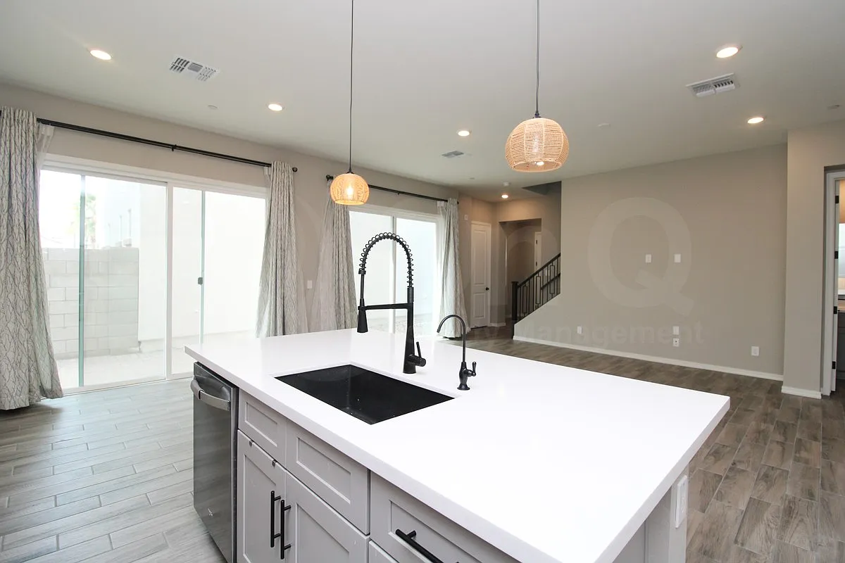 3 bed, 4.0 bath, 1965 sqft, $2,500 — Photo 4