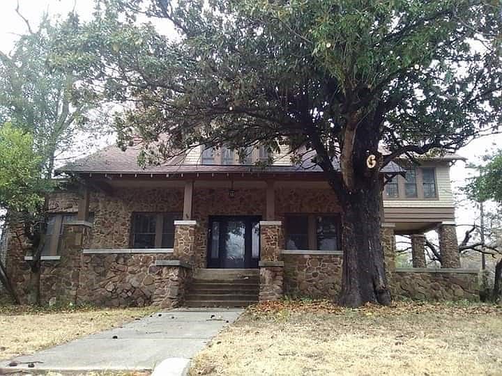1st image of 747 Clarksville St