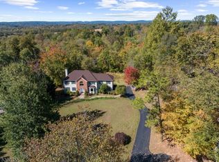 5 Sky View Garden Rd, Lebanon, NJ 08833