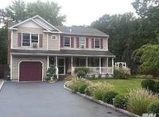 Madeline Rd, Ridge, NY 11961