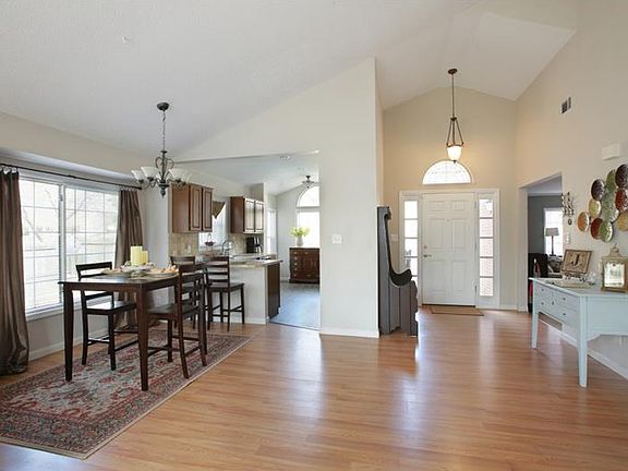 4th image of 945 Old Farm Walk