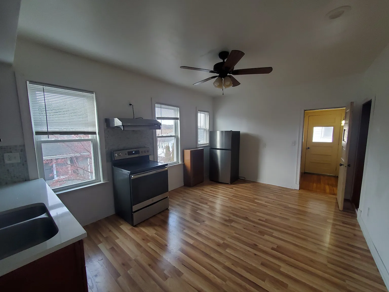4 bed, 1.5 bath, 1500 sqft, $3,550 — Photo 3