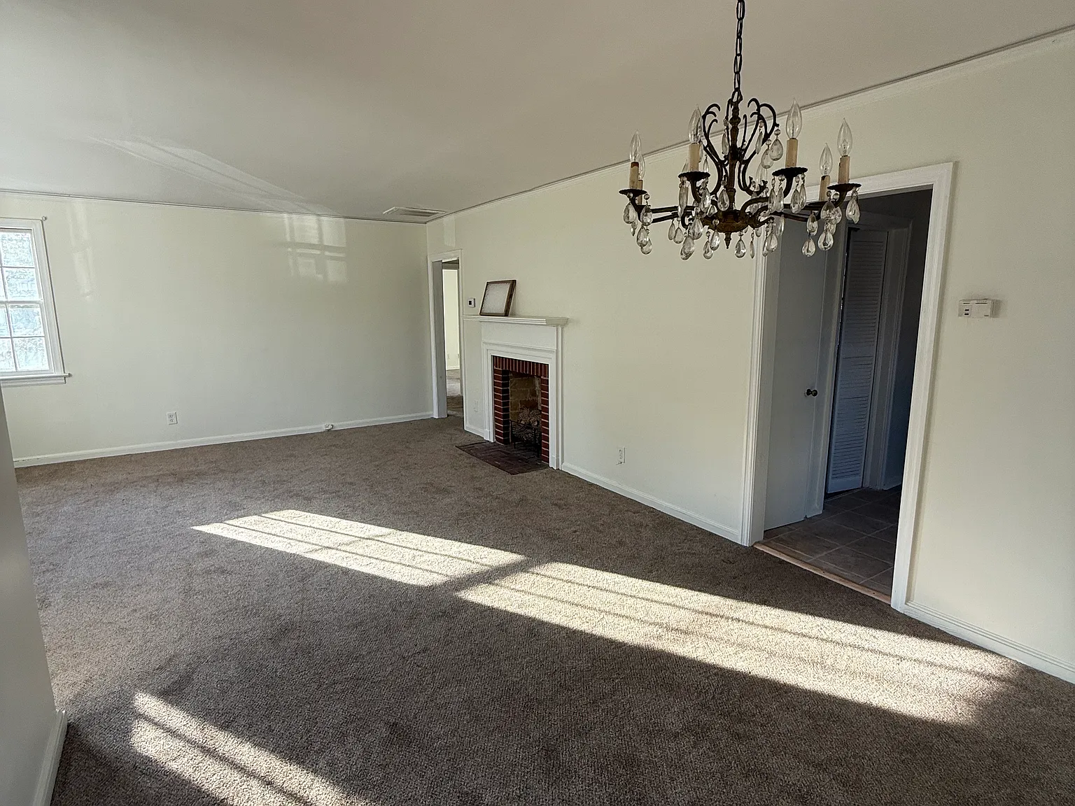 3 bed, 1.5 bath, 1282 sqft, $1,100 — Photo 2