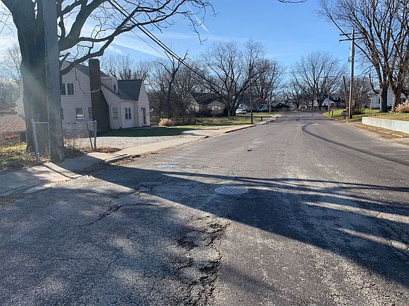 4th image of 914 Pekin Ave