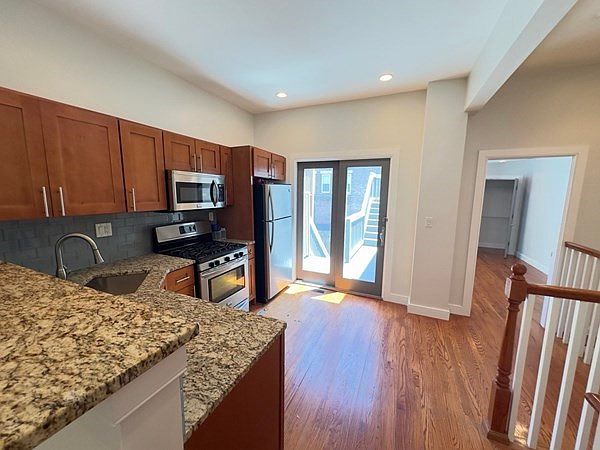 2nd image of 2 Mount Pleasant Pl #1A