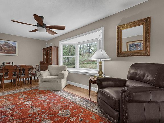 3rd image of 291 Pinetree Dr