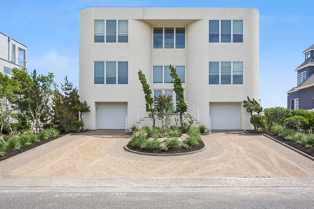 6 Bedroom Magical Oceanfront Gem — Photo 1