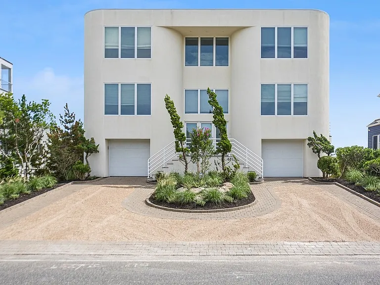 681 Dune Rd — Photo 1