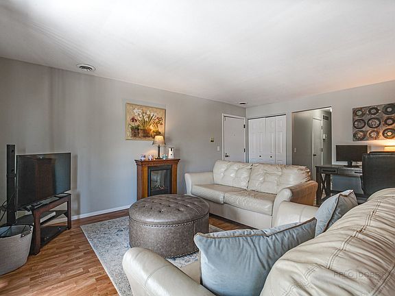 5th image of 230 E Court Of Shorewood APT 5