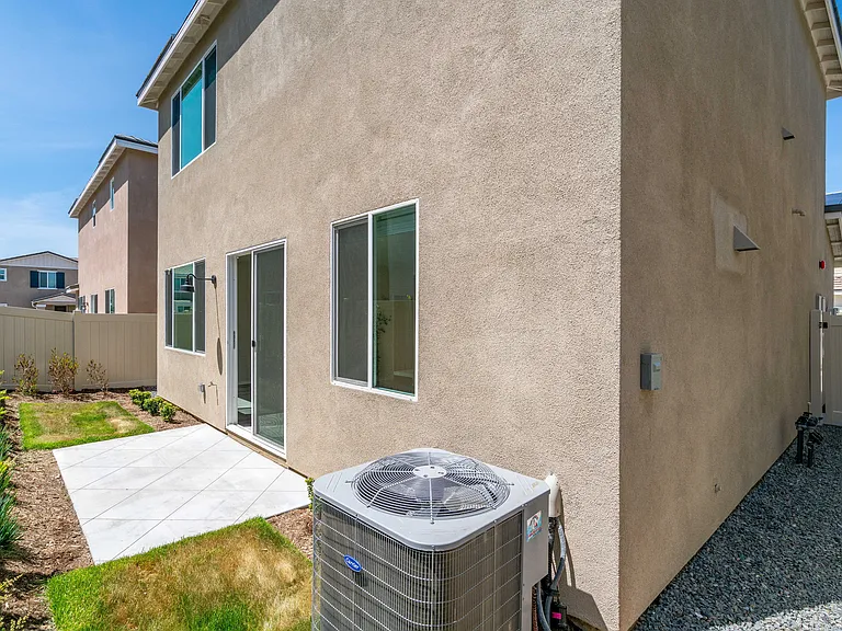 2074 Bergamot St — Photo 39