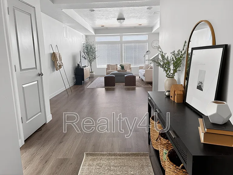 138 E Crown Point Dr — Photo 2