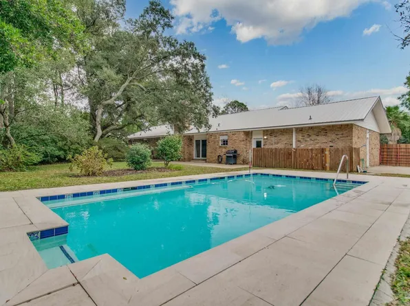 124 Palmetto Rd, Gulf Breeze, FL 32561