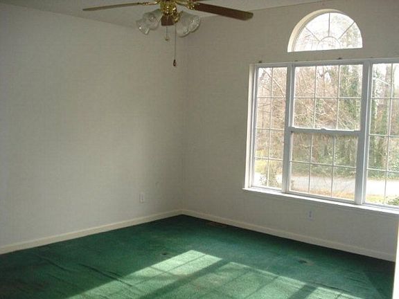 5th image of 305 White Oaks Dr