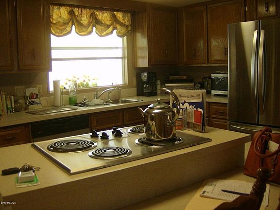 5th image of 576 Dolphin Cir