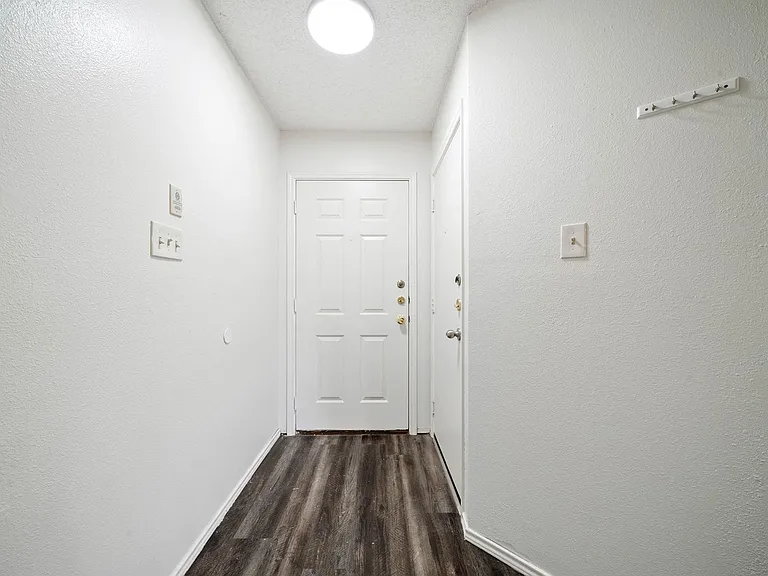 7839 Bypass Shls — Photo 2