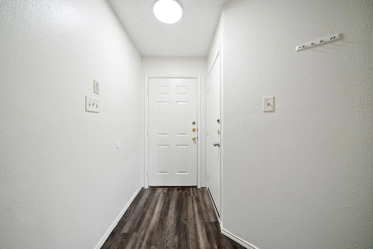 Building Photo - 7839 Bypass Shls
