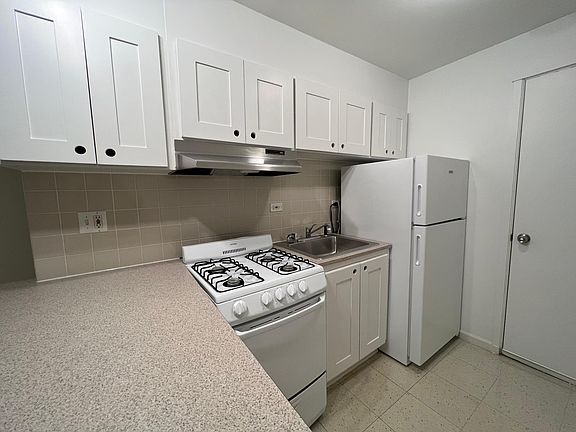 3rd image of 5749 N Winthrop Ave #1