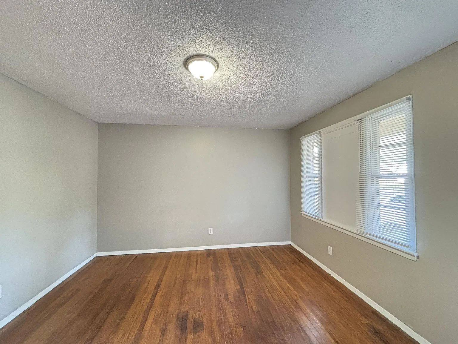 3 bed, 1.0 bath, 974 sqft, $1,050 — Photo 2